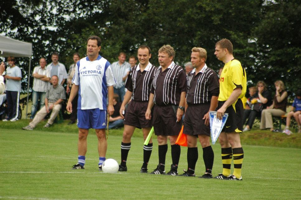 Horst Müller (Mitte) beim Spiel der Traditionsteams von Schalke und Dortmund.