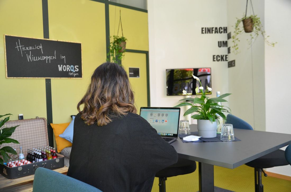 Nicole Novak ist wissenschaftliche Mitarbeiterin der »Cowork AG« und liebt das ganz besondere Arbeitsumfeld im Coworking Space in Roetgen... Fotos: T. Förster