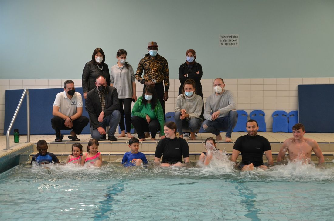 Der Spaß ist groß im Schwimmbad: Nicht nur bei den Kindern mit Flucht- und Migrationshintergrund, sondern auch bei Organisatoren und Lehrern. Foto: T. Förster