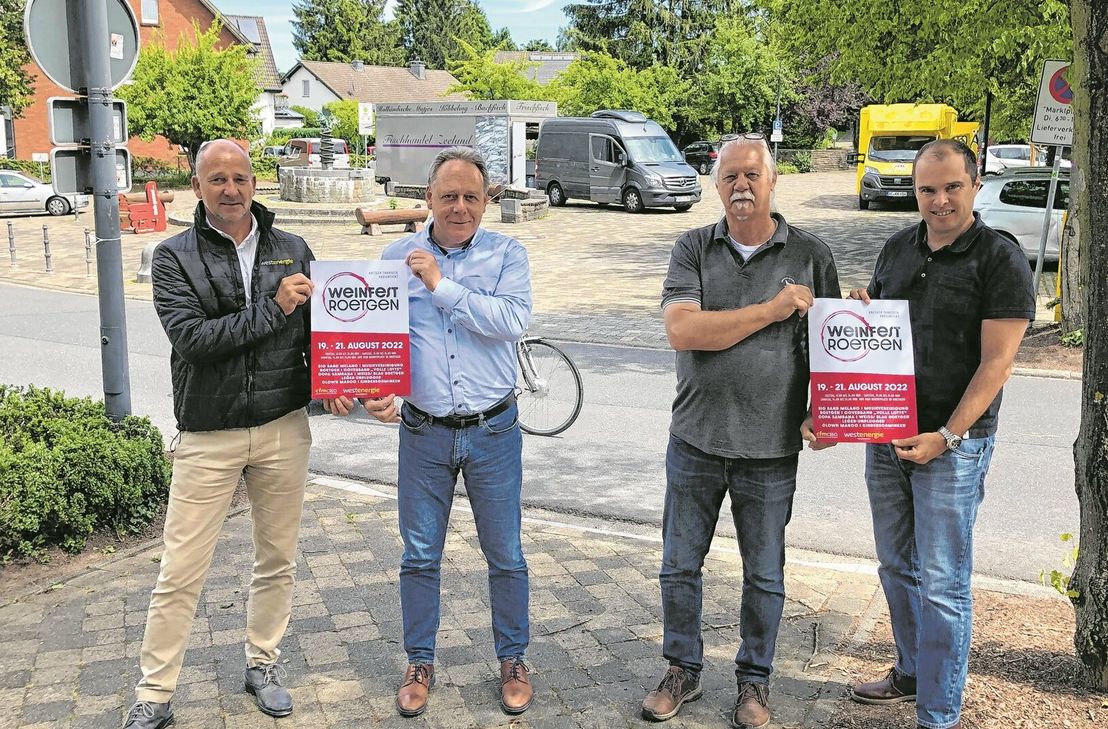 Achim Diewald, Westenergie-Kommunalbetreuer (Hauptsponsor), und Wolfgang Peters, Geschäftsführer von cfm Creo, halfen Initiator Norbert Siebertz und Uwe Breda von Roetgen-Touristik e.V. bei der Realisierung des Weinfestes (v.l.n.r.).