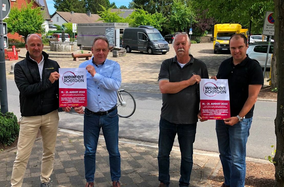 Achim Diewald, Westenergie-Kommunalbetreuer (Hauptsponsor), und Wolfgang Peters, Geschäftsführer von cfm Creo, halfen Initiator Norbert Siebertz und Uwe Breda von Roetgen-Touristik e.V. bei der Realisierung des Weinfestes (v.l.n.r.).
