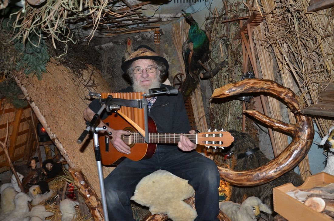 Reiner Jakobs, hier noch ohne Hirtengewand, hat sich einen neuen Sitzplatz in seiner Krippe gebaut - aus einer Baumkrone. Sehens- und hörenswert!