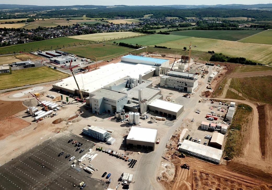 Im Sommer wird der Rohbau der neuen Hochwald-Molkerei fertiggestellt. Das Unternehmen rechnet damit, im vierten Quartal 2021 die Produktion aufnehmen zu können. Foto: Hochwald/pp/Agentur ProfiPress