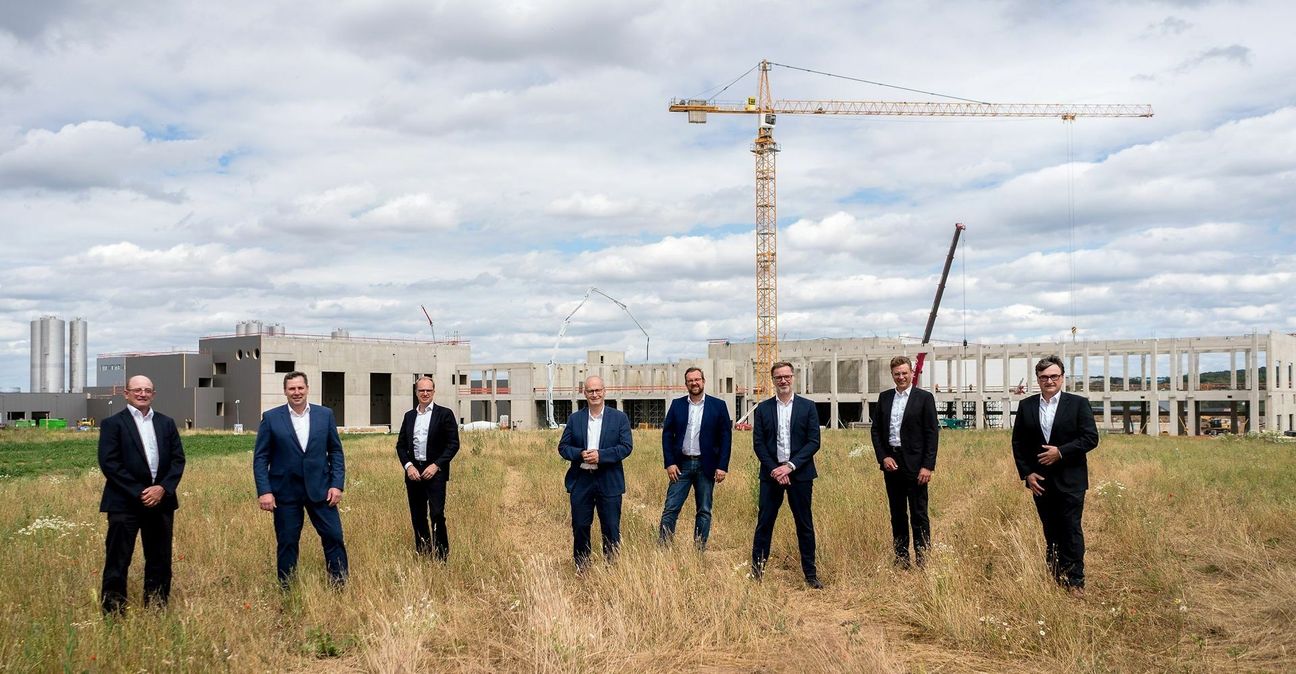 Vertreter von Hochwald Food, der Hochwald Milch eG und der Stadt Mechernich überzeugten sich vom Baufortschritt (v.l.): die Aufsichtsratsvorsitzenden Anton Streit und Matthias Bug, COO Thorsten Oberschmidt, Bürgermeister Dr. Hans-Peter Schick, Erster Beigeordneter Thomas Hambach, CEO Detlef Latka, CSO Thilo Pomykala, Vorstandsvorsitzender Peter Manderfeld. Foto: Dirk Guldner/guldner.de/pp/Agentur ProfiPress