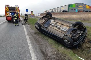 Das überschlagene Auto im Straßengraben.
