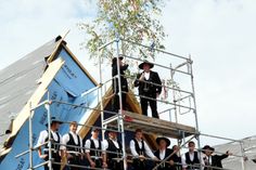 Das neue Dach des Hauses Warsberg steht. Für die Handwerker war die Rekonstruktion nach historischem Vorbild eine besondere Herausforderung. Foto: Nathalie Hartl