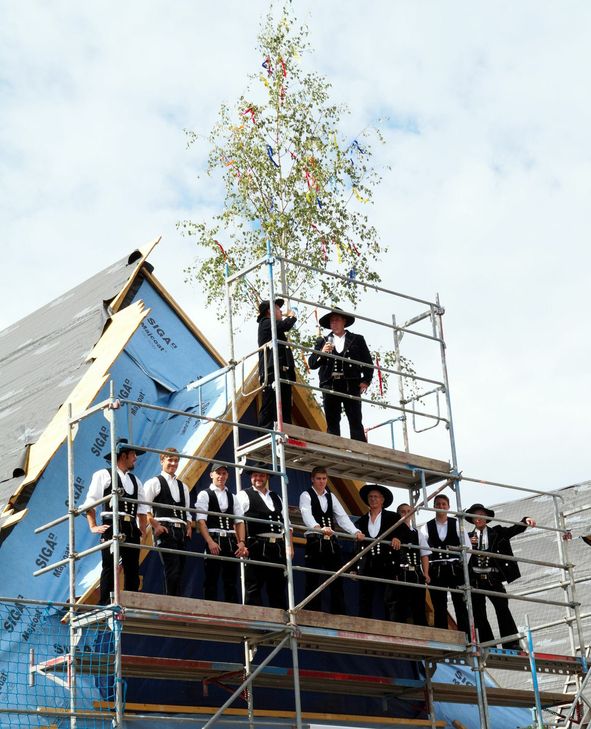 Das neue Dach des Hauses Warsberg steht. Für die Handwerker war die Rekonstruktion nach historischem Vorbild eine besondere Herausforderung. Foto: Nathalie Hartl
