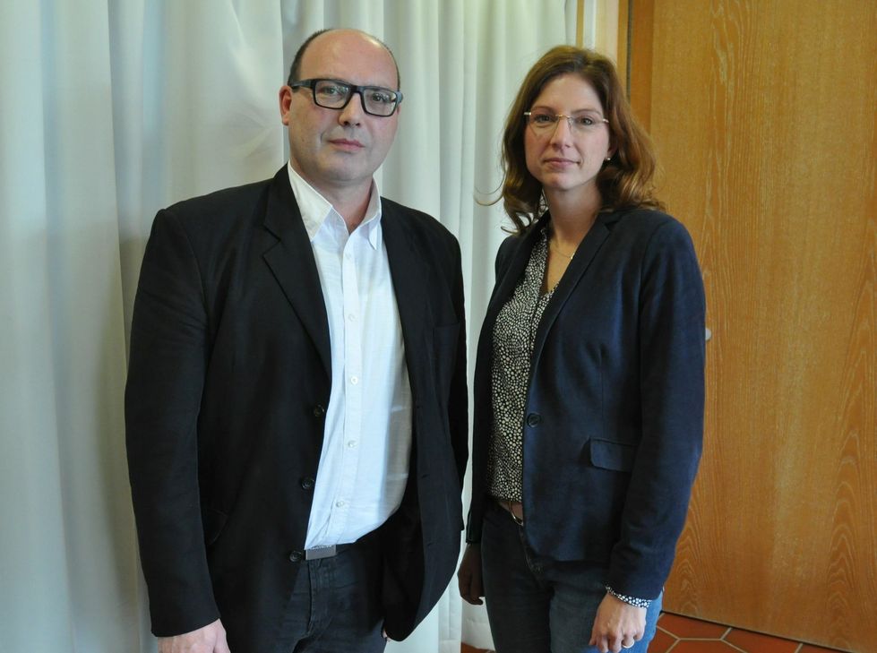 Die rheinland-pfälzische Gesundheitsministerin Sabine Bätzing-Lichtenthäler sprach in Zell unter anderem mit Markus Lütz von der Mitarbeitervertretung des Klinikums Mittelmosel.