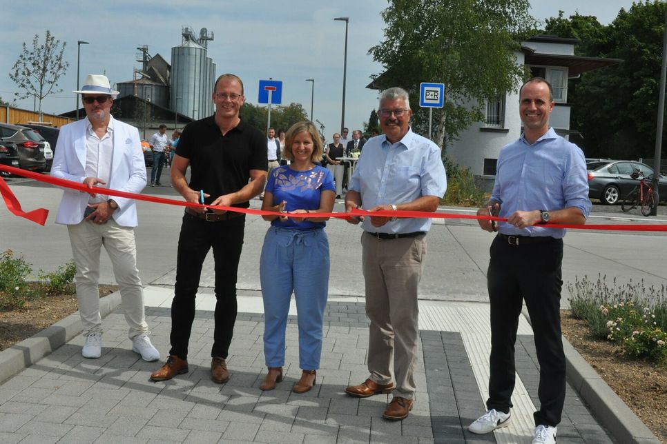 Eröffnung mit der Klimaschutzministerin Katrin Eder: Mit dem Durchtrennen des Bandes wurde der neue Zentrale Omnibusbahnhof (ZOB) in Mendig offiziell übergeben.