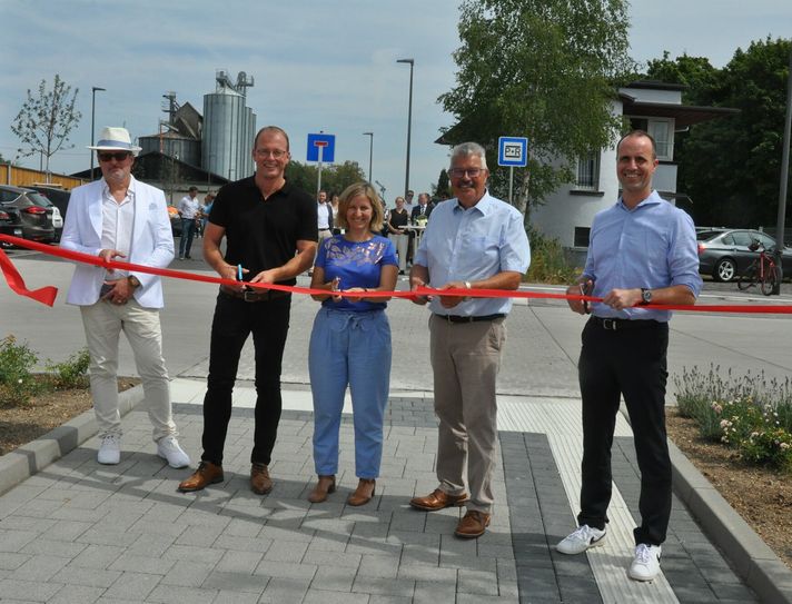 Eröffnung mit der Klimaschutzministerin Katrin Eder: Mit dem Durchtrennen des Bandes wurde der neue Zentrale Omnibusbahnhof (ZOB) in Mendig offiziell übergeben.