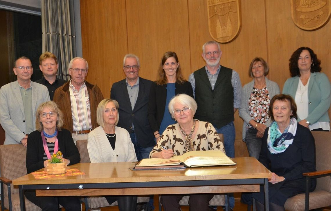 Lediglich vier von 14 geladenen Gästen waren der Einladung von Bürgermeisterin Dr. Carmen Krämer gefolgt.  Foto: T. Förster