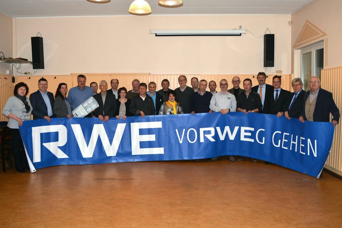 RWE ist weiterhin für die Straßenbeleuchtung der Verbandsgemeinde Ruwer zuständig. Zur Vertragsunterzeichnung kamen Repräsentanten aus den Gemeinden und vom Unternehmen zusammen. Foto: RWE
