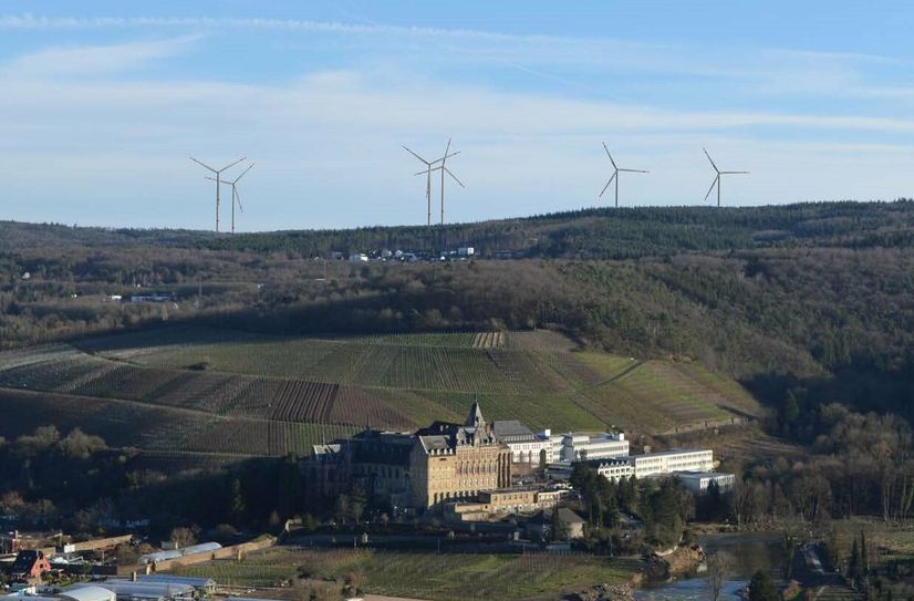 Sechs Windräder im Hintergrund: So könnte man künftig von den Weinbergen aus auf das Kloster Calvarienberg blicken.
