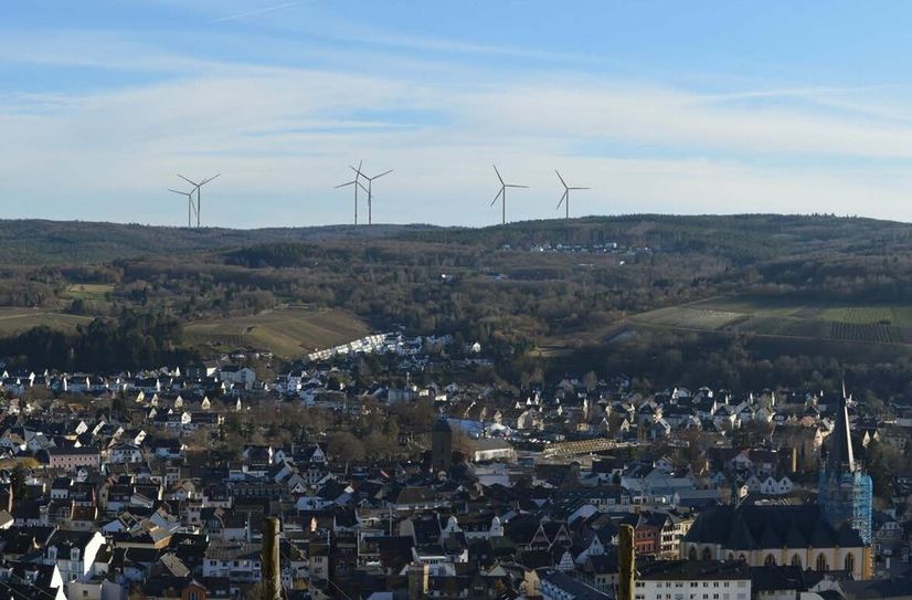 Mit Windrädern im Hintergrund sollen Wanderer in den Weinbergen künftig voraussichtlich auf Ahrweiler gucken.