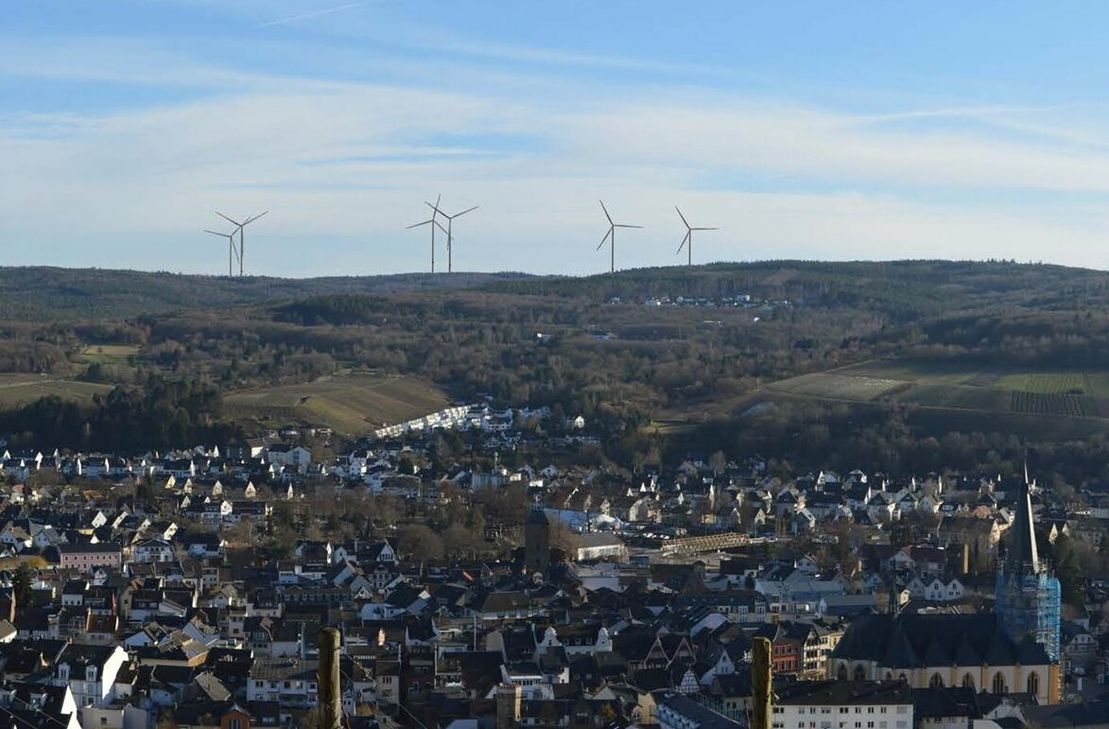 Mit Windrädern im Hintergrund sollen Wanderer in den Weinbergen künftig voraussichtlich auf Ahrweiler gucken.