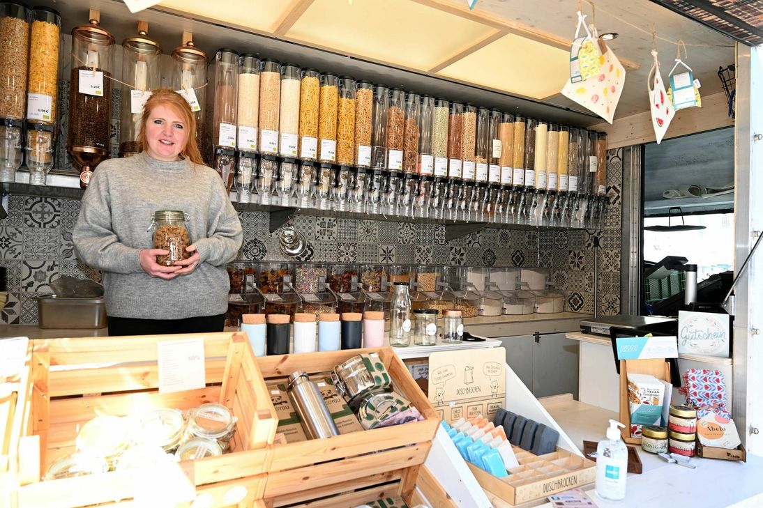Jessica "Jessi" Thijs in ihrem "Füll mal"-Truck, der alle zwei Wochen auf dem Marktplatz in Mayen zu finden ist. Foto: Walz