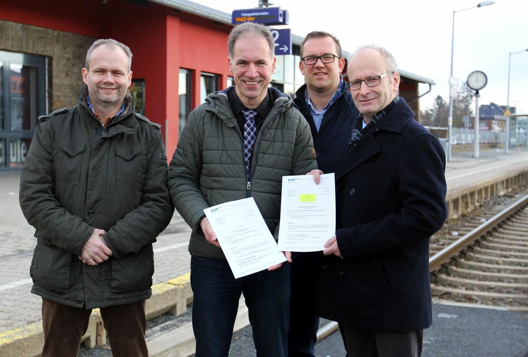 Christoph Meens und Dr. Norbert Reinkober vom Zweckverband Nahverkehr Rheinland überbrachten den Bewilligungsbescheid an den Beigeordneten Thomas Hambach und Bürgermeister Dr. Hans-Peter Schick. Foto: Paul Düster