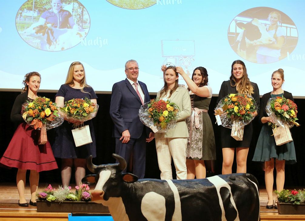Klara Scholtes (Mitte) erhält die Krone der Milchkönigin von ihrer Vorgängerin Vivian Ludwig (3.v.r.). Milag-Vorsitzender Michael Horper (3.v.l.) freute sich über eine gute Wahlveranstaltung mit Klara und den anderen Kandidatinnen Karoline Neufang, Nadja Weber, Ann-Cathrin Eberle und Lena-Marie Welsch.