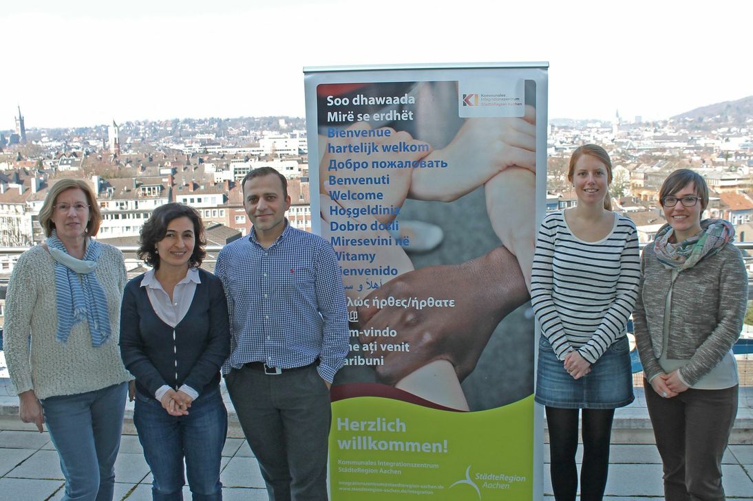 Organisieren einen Fachtag für die Grundschulen zum Schwerpunkt Deutsch als Zweitsprache (v.l.n.r.): Renate Katz (Direktorin Schulamt), Sevim Dogan (Leiterin Kommunales Integrationszentrum Stadt Aachen), Timur Bozkir (Leiter Kommunales Integrationszentrum StädteRegion Aachen), Julia Lemm (Fachberatung Deutsch als Zweitsprache) und Stefanie Uerlings (Fachbereich Schulische Bildung und Primarstufe, Kommunales Integrationszentrum Stadt Aachen).