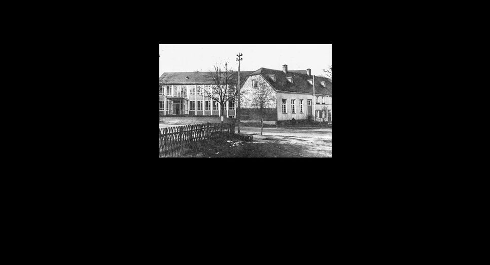 Die alte evangelische Volksschule im Vordergrund wurde Ende 1960er abgerissen. Das neuere Gebäude ist der Grundstein der heutigen Gemeinschaftsgrundschule. Foto:  Heimat- und Geschichtsverein Roetgen