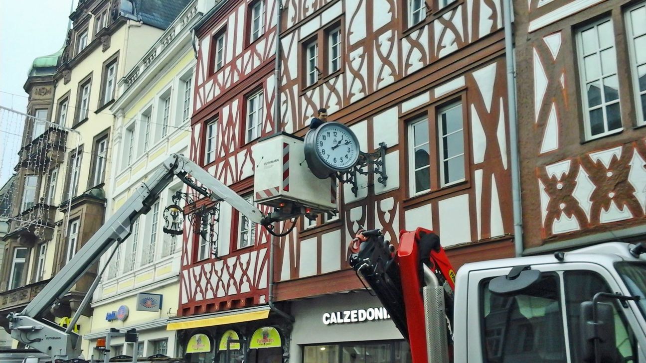Auch die Uhr am Hauptmarkt geht wieder in Betrieb. Foto: SWT