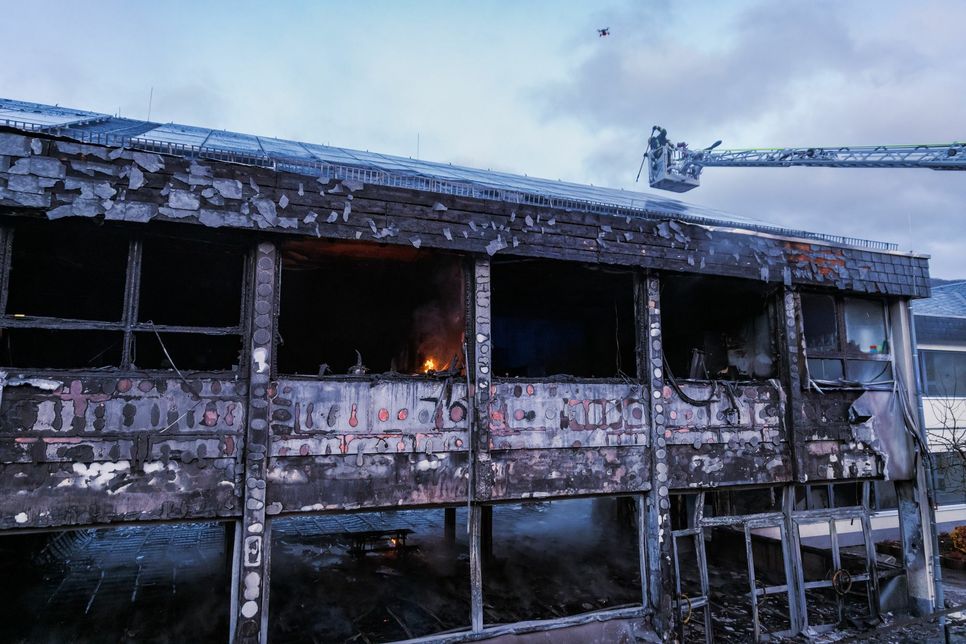 Der Gebäudeschaden durch den Brand wird auf eine Million Euro geschätzt (Foto: Dennis Irmiter/PHOTO-MOMENTS)