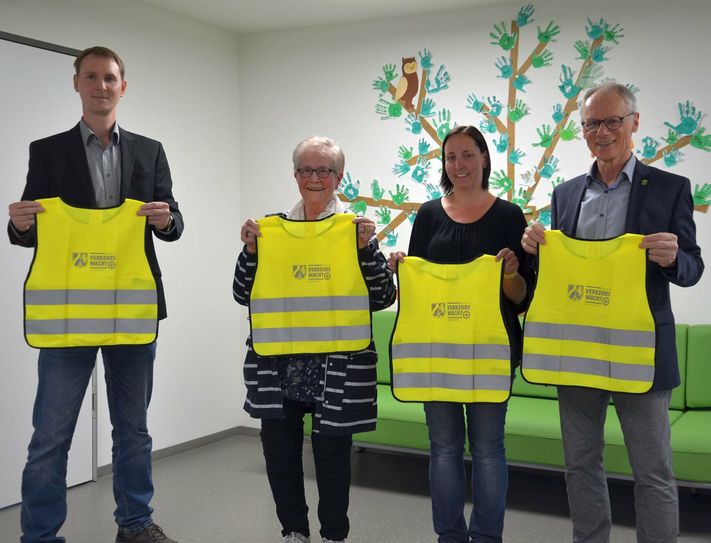 Der Vorsitzende des Elternbeirats Markus Maybaum, Hedwig Krause (Verkehrswacht), die kommissarische Kita-Leiterin Simone Harth und der stellvertretende Verkehrswacht-Vorsitzende Karl-Heinz Hermanns bei der Übergabe der 100 Sicherheitswesten für die Kleinen im Imgenbroicher Kindergarten. Foto: T. Förster