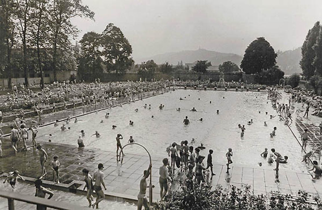 Das historische Foto zeigt eine Aufnahme des Nordbads aus den 1960er-Jahren. Bis heute ist es bei den Trierern sehr beliebt, über 2.000 Schüler und bis zu 4.000 Vereinssportler nutzen die Anlage pro Saison. Viele Hobbyschwimmer ziehen dort bereits ab 6 Uhr morgens ihre Bahnen. Foto: Stadtarchiv Trier/Schneider