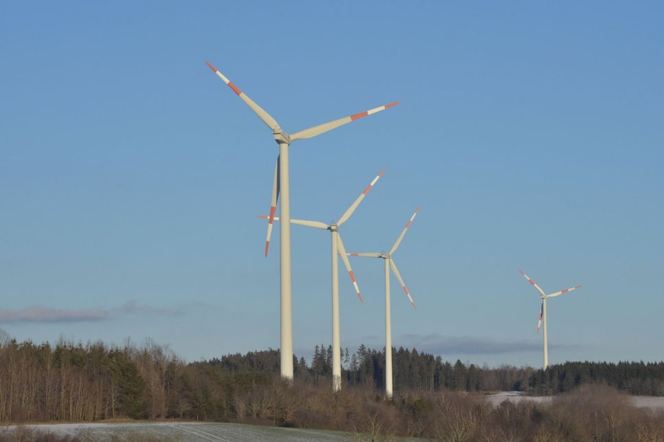 Dass mehrere Windräder errichtet werden – wie hier die Anlage Samersbach – befürchtet die Wählergruppe »Sturm im Wald«. Die Ortsgemeinde verneint das. Foto: Mager