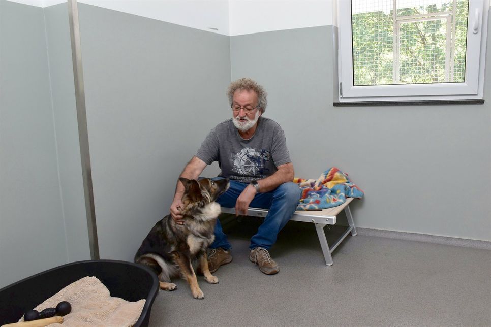 Rainer Bauer und sein Hund Sunny in einem der neuen Räume des modernen Hundeshauses im Kreistierheim Mechernich.