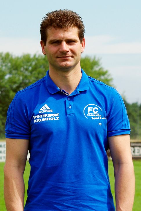Trainer Torsten Schmidt ist derzeit um seinen Job beim FC Karbach nicht zu beneiden. (Foto: Arno Boes)