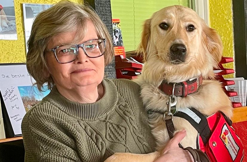 Barbara Goffart und ihre Jule: Seit einem Jahr begleitet der Golden Retriever die 55-Jährige, die an einer posttraumatischen Belastungsstörung leidet, durch den Alltag. Ausgebildet wird der Servicehund in der Hundeschule von Erik Kersting an Fringshaus.