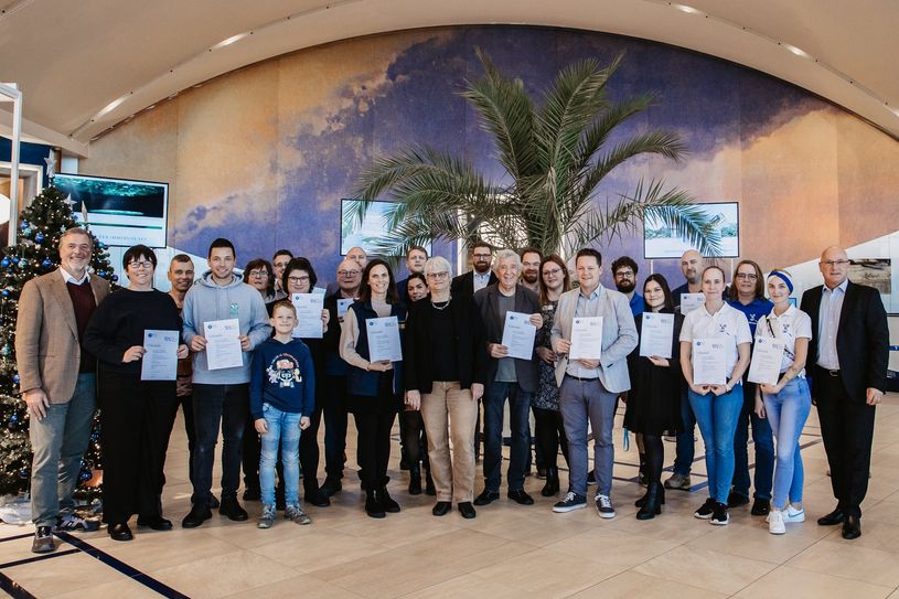 Die Spendenempfänger freuten sich gemeinsam mit Petra Wund (Gesellschafterin der Josef Wund Stiftung, 13. v. re.), Stiftungs-Geschäftsführer Christoph Palm (li.) und  Uwe Barth (Leiter der Therme Euskirchen, re.) über die Spenden.