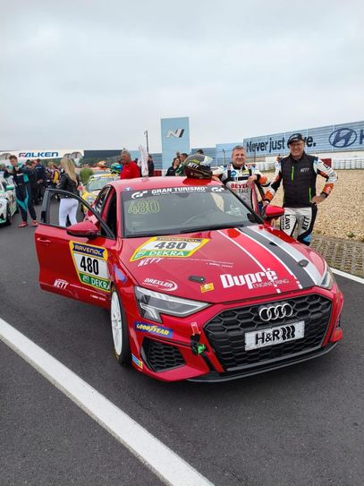 Jürgen und Achim Nett mit ihrem Audi S3 in der Voraufstellung.