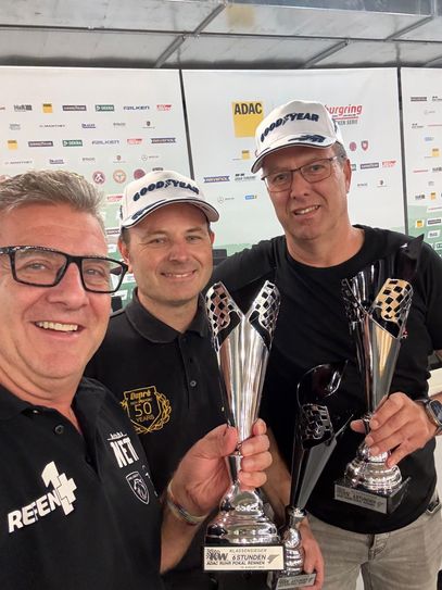 Jürgen und Achim Nett gemeinsam mit Teamkollege Christoph Dupré (Mitte) nach ihrem beeindruckenden Klassensieg.