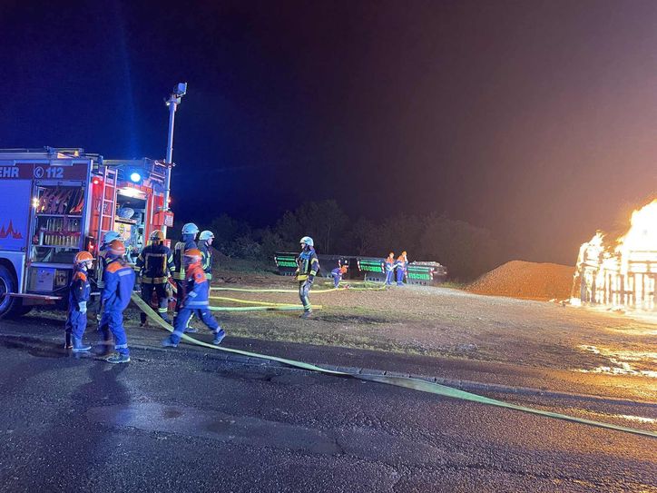 Das Szenario: Gebäude eines Entsorgungsbetriebes steht in Vollbrand.