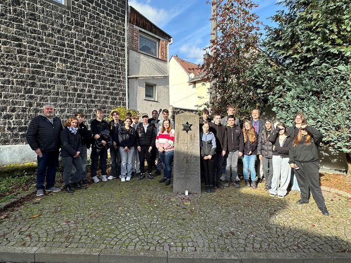 Gedenken an die Mendiger Opfer der NS-Gewaltherrschaft – am Ort der am 9. November 1938 niedergebrannten Synagoge in der Niedermendiger Wollstraße.