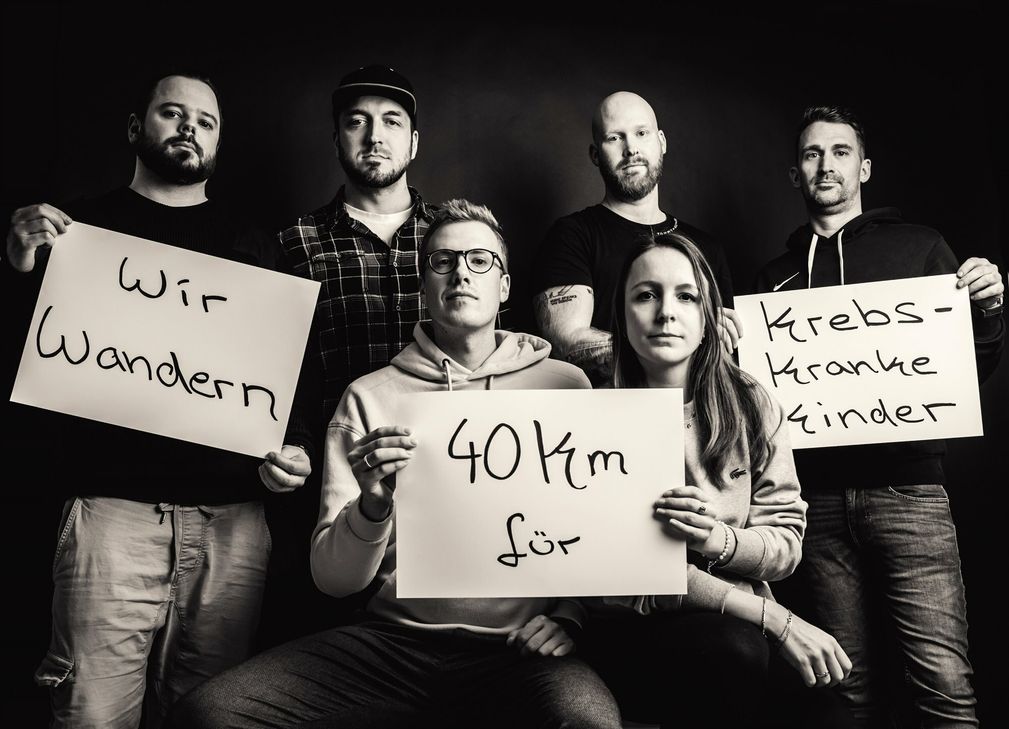 Jan Dahley, Jochen Vieregge, Christopher Albrecht und André Johnen (hinten v.l.) sowie Lukas Rölz und Jana Wolschke wandern 40 Kilometer für krebskranke Kinder und hoffen am Samstag auf viele Mitstreiter auf ihrem Weg von Vogelsang nach Roetgen.