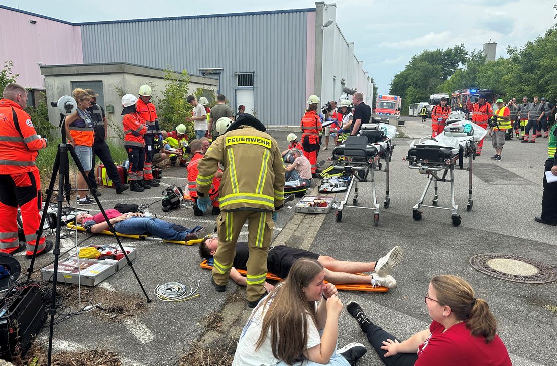Im Notfall muss jeder Handgriff sitzen, erst recht, wenn viele Menschen betroffen sind. Der Rettungsdienst in der StädteRegion Aachen veranstaltet aus diesem Grund  eine Großübung zur Erprobung der Abläufe bei einem sogenannten Massenanfall von Verletzten und/oder Erkrankten.