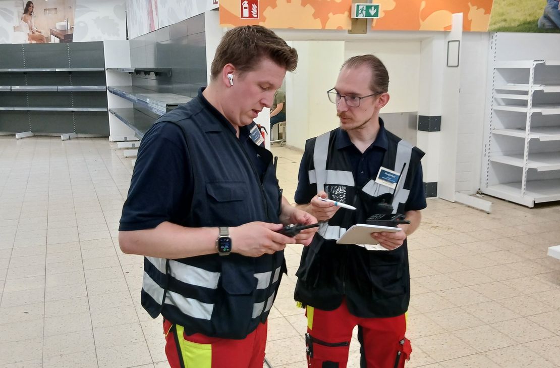 Koordinieren die Lage vor Ort: Simon Schröder (links) und Jan Börmann vor leeren Regalen.