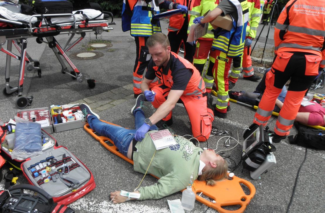 Erste Hilfe: Ein Notarzt behandelt einen Verletzten auf dem Sammelplatz.