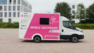 Die Mobile Arztpraxis macht Halt bei der Stadtverwaltung.