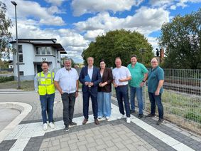 Beim Besuch des rheinland-pfälzischen Verkehrsstaatssekretärs Markus Wolf in Mendig stand unter anderem der Sachstand zur barrierefreien Anbindung vom ZOB zum Bahnhof auf der Agenda (v. l.): Andreas Loeb, Leiter Bauamt VG-Verwaltung Mendig, Achim Grün, St