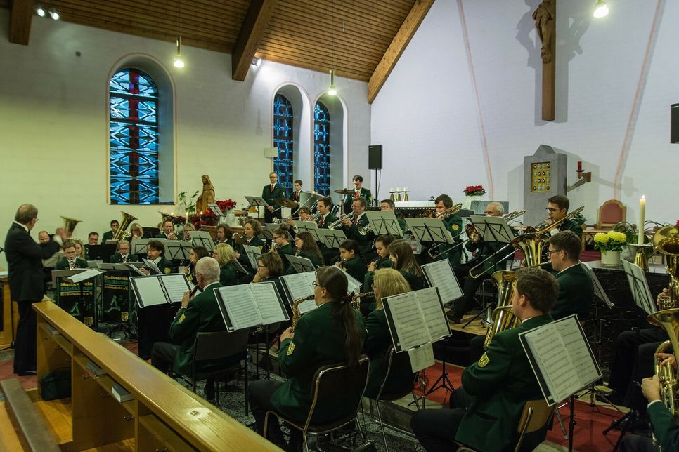 Der Musikverein »Eifelklänge« Eicherscheid lädt gemeinsam mit den Trommlern und Pfeifern Eicherscheid-Konzen zum Adventskonzert ein. Die weihnachtlichen Klänge in der Pfarrkirche läuten den Lucia-Markt am Pfarrheim ein.
