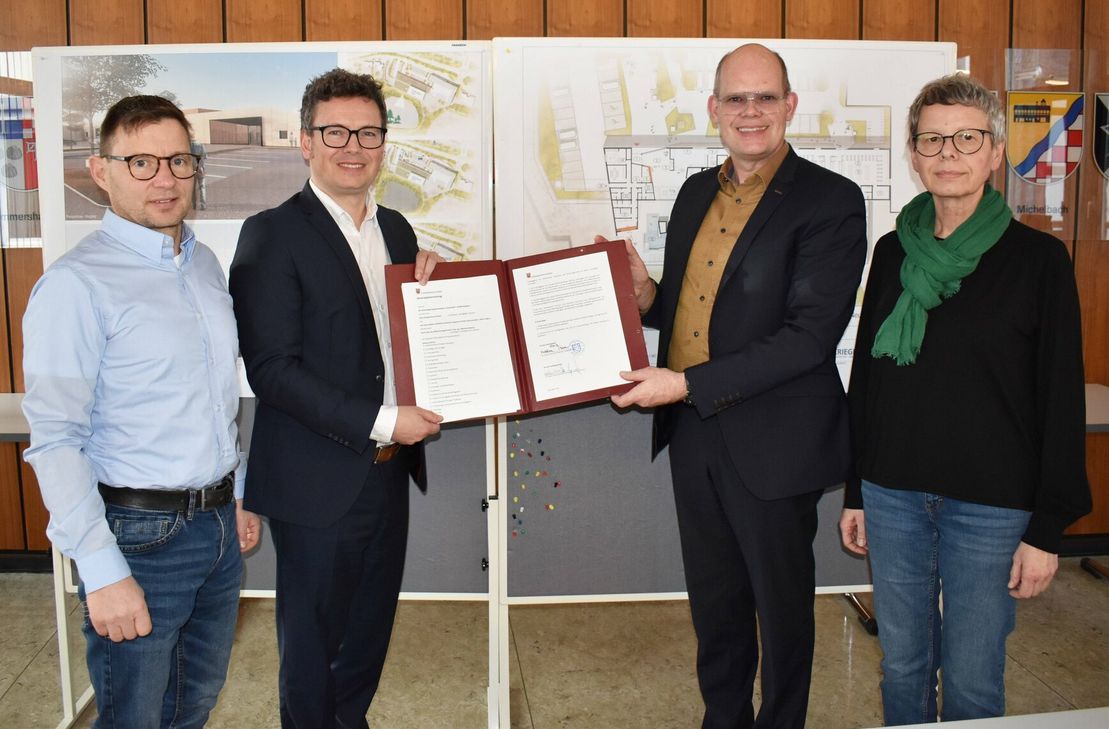 V.l.: Marcus Reinhard (Badebetriebsleiter), Sebastian Neuhaus (Krieger Architekten), Bürgermeister Christian Keimer und Christine Werner (Fachbereichsleiterin Bauen) nach der Vertragsunterzeichnung.