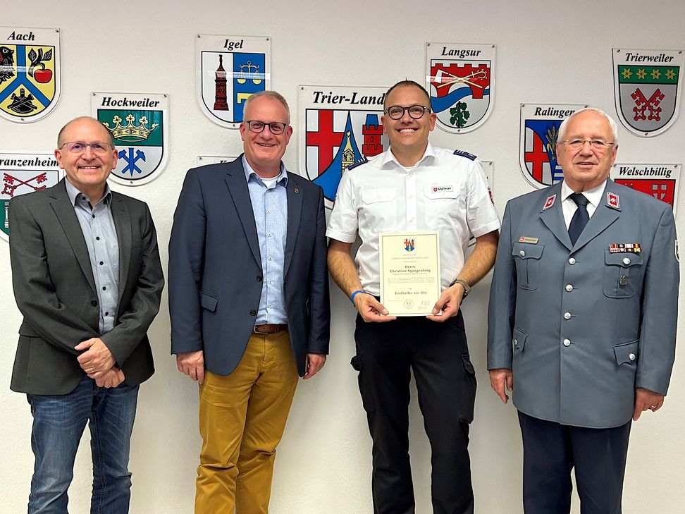 von links nach rechts: Fachbereichsleiter Matthias Wagner, Bürgermeister Michael Holstein, Christian Spangenberg und Hermann Hurth, Kreisbeauftragter MH