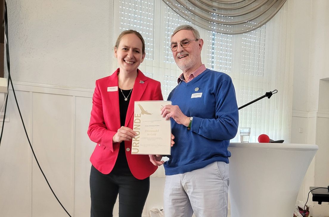 Mit der Goldenen Ehrennadel des NABU-Bundesverbandes wurde Ernst-Christian Walter aus Saarburg für seine besonderen Verdienste im Naturschutz von der Landesvorsitzenden des NABU RLP, Cosima Lindemann, ausgezeichnet.