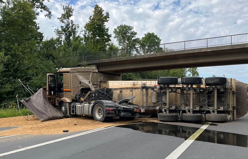 Auf der L182 ist heute Morgen ein Lastwagen umgekippt