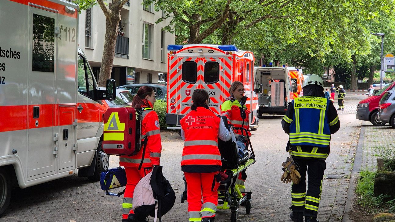 An der Nelson-Mandela-Realschule Plus in Trier-Süd kam es am Montagmorgen zu einem Großeinsatz von Feuerwehr, Rettungsdienst und Polizei.