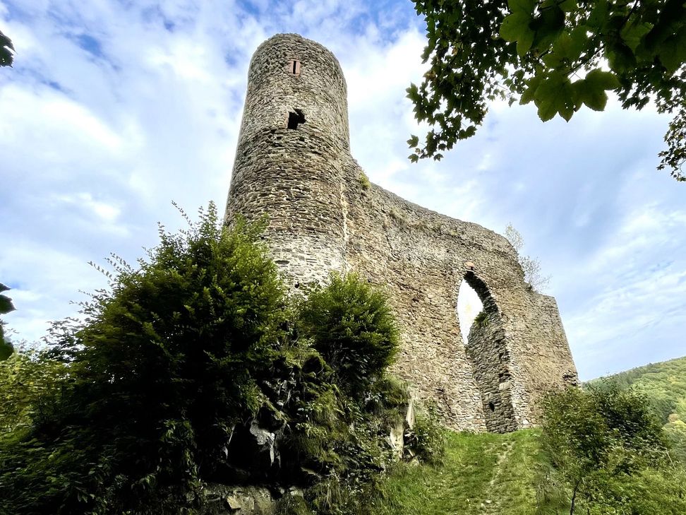 Die imposante Ruine Neublankenheim.